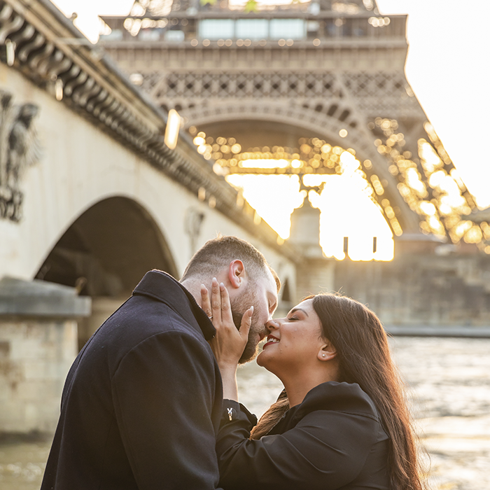 como-planificar-un-viaje-romantico-paris-pareja-besandose-rio-sena-torre-eiffel