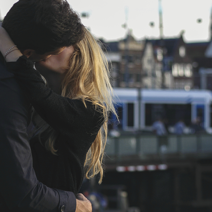 como-planificar-un-viaje-romantico-paris-pareja-besandose-villa-francesa
