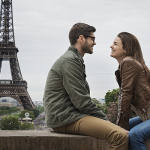 como-planificar-un-viaje-romantico-paris-pareja-viendose-torre-eiffel