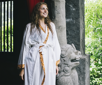destinos-exoticos-mujer-viajera-en-templo-asiatico