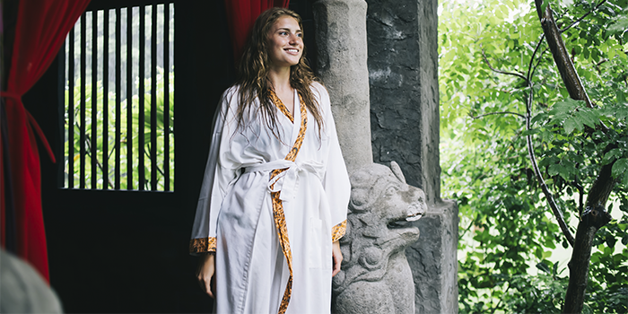 destinos-exoticos-mujer-viajera-en-templo-asiatico