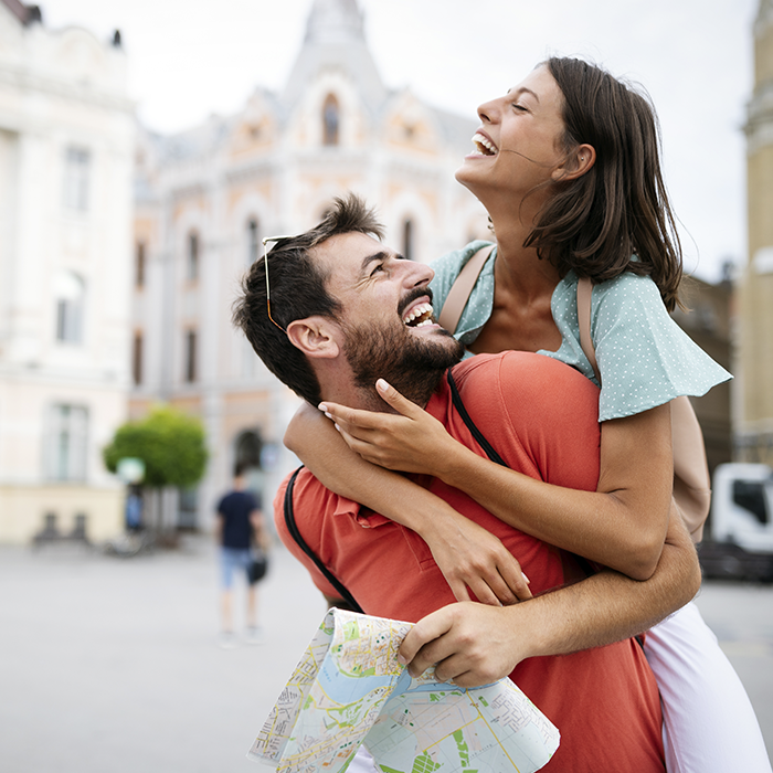 escapadas-romanticas-pareja-feliz-viajeros-villa-parisina