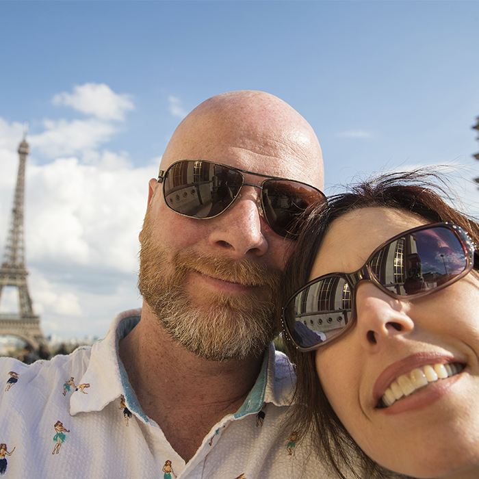 escapadas-romanticas-selfie-pareja-viajeros-torre-eiffel