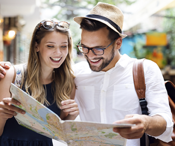 experiencias-culturales-pareja-viajeros-viendo-mapa