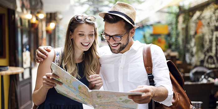 experiencias-culturales-pareja-viajeros-viendo-mapa