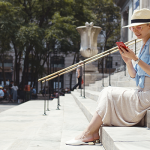 museos-de-nueva-york-mujer-sentada-escaleras-edificio