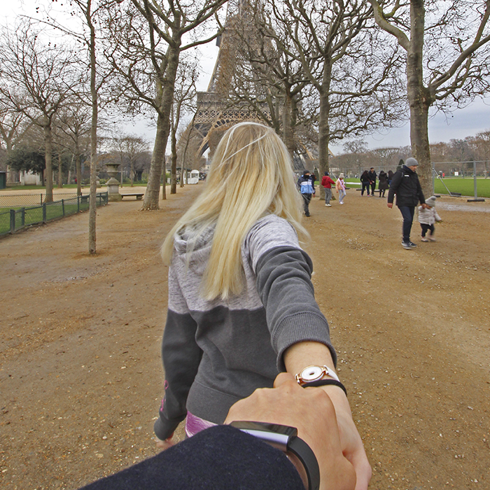 paris-la-ciudad-del-amor-pareja-agarrandose-de-la-mano