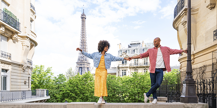 paris-la-ciudad-del-amor-pareja-bailando-torre-eiffel-atras