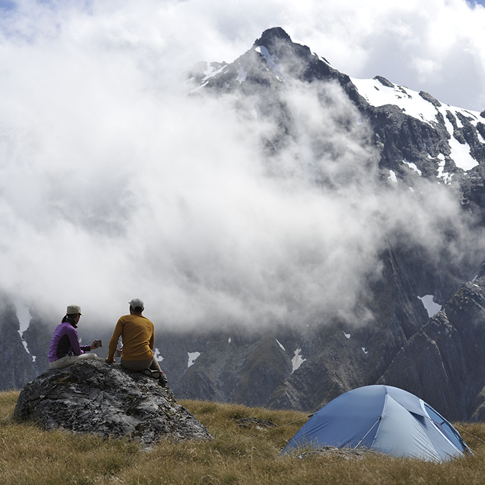 turismo-sostenible-camping-en-montana-con-neblina