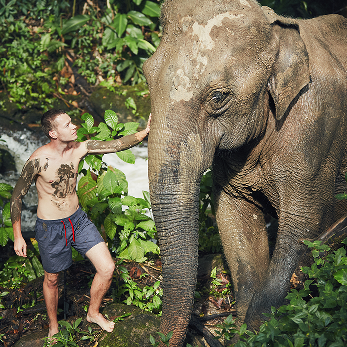 turismo-sostenible-viajero-tatuado-acaricia-elefante-en-selva