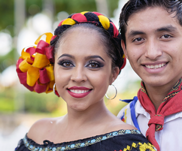viajes-economicos-en-mexico-hombre-y-mujer-mexicanos