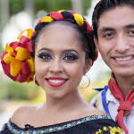 viajes-economicos-en-mexico-hombre-y-mujer-mexicanos
