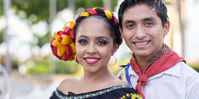 viajes-economicos-en-mexico-hombre-y-mujer-mexicanos