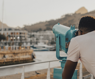 ciudad-del-cabo-hombre-viendo-la-ciudad-en-binocular