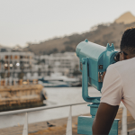 ciudad-del-cabo-hombre-viendo-la-ciudad-en-binocular