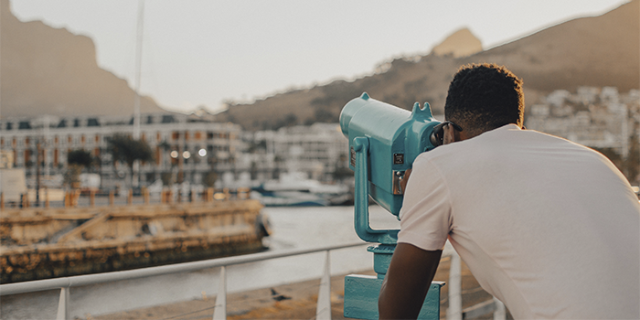 ciudad-del-cabo-hombre-viendo-la-ciudad-en-binocular