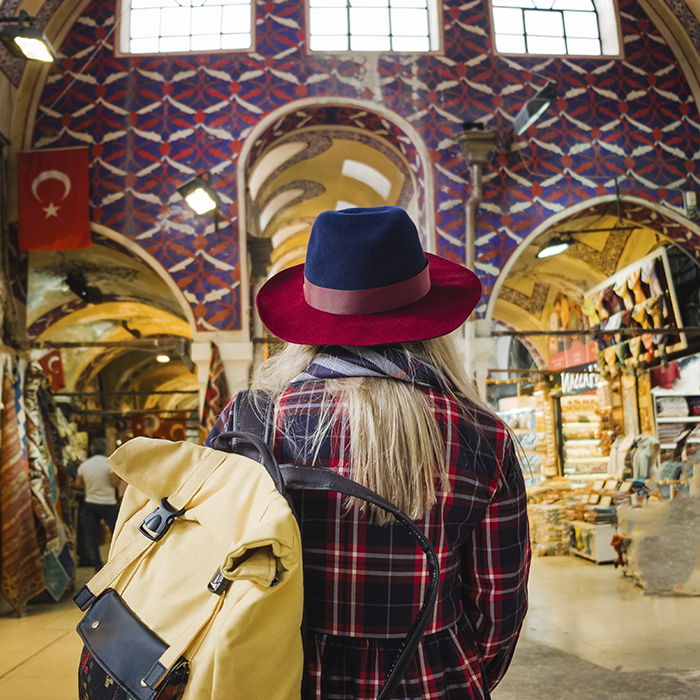 el-gran-bazar-de-estambul-mujer-de-espaldas-visitando-el-lugar