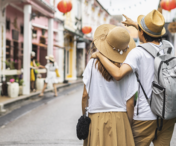festivales-de-phuket-turistas-conociendo-calles