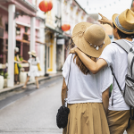 festivales-de-phuket-turistas-conociendo-calles