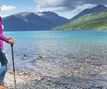 parque-nacional-de-banff-canada-mujer-llegando-al-lago