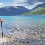 parque-nacional-de-banff-canada-mujer-llegando-al-lago