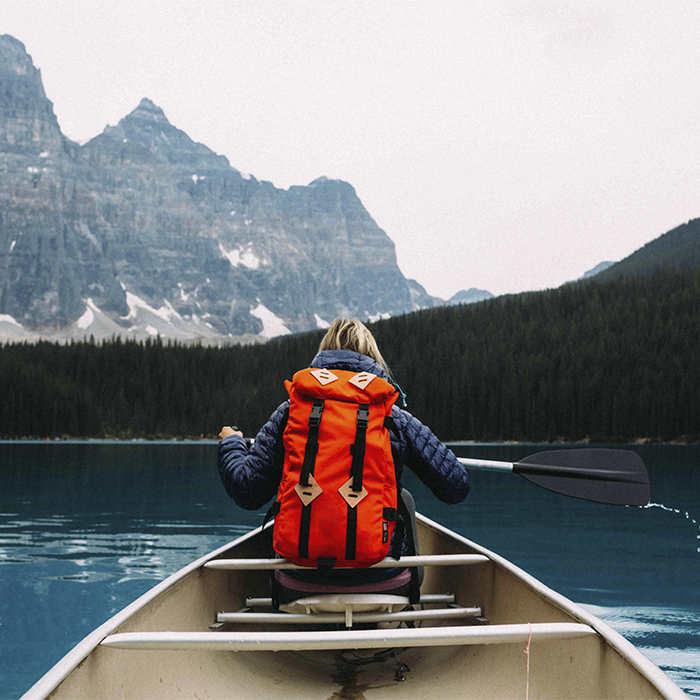 parque-nacional-de-banff-mujer-remando-en-lago-moraine