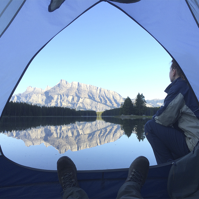 parque-nacional-de-banff-turistas-acampando-desde-casa-de-campana