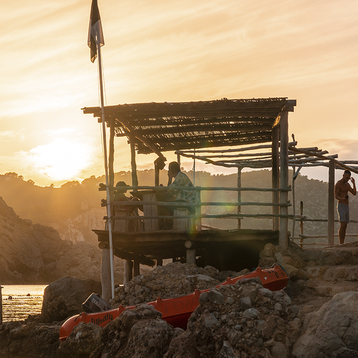 lugares-que-visitar-en-ibiza-puesta-de-sol-y-turistas