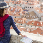 murallas-de-dubrovnik-mujer-turista-desde-lo-alto-de-la-ciudad-croata