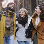 que-hacer-en-gotemburgo-suecia-grupo-de-amigos-turistas-sonriendo