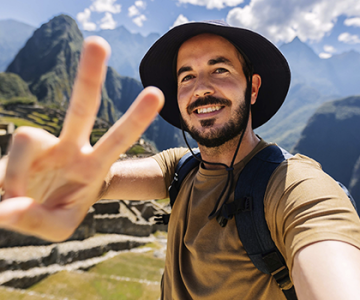 tips-para-visitar-machu-picchu-joven-turista-feliz-visitando-el-lugar
