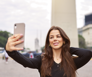 buenos-aires-mujer-turista-tomandose-selfie-en-obelisco