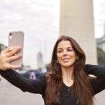 buenos-aires-mujer-turista-tomandose-selfie-en-obelisco
