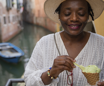 cruceros-por-el-mediterraneo-mujer-viajera-disfrutando-helado-en-venecia