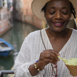 cruceros-por-el-mediterraneo-mujer-viajera-disfrutando-helado-en-venecia