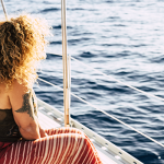 cruceros-por-el-sudeste-asiatico-mujer-viajera-disfrutando-viaje-en-mar