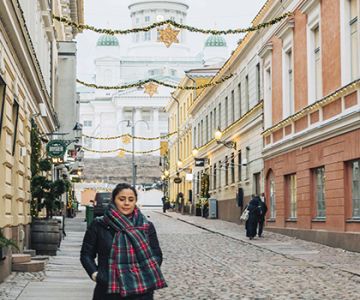 descubre-helsini-turista-mujer-en-las-calles-de-la-ciudad
