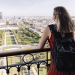 juegos-olimpicos-de-paris-2024-mujer-turista-contemplando-la-ciudad
