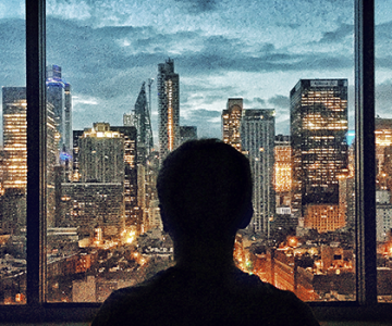 la-ciudad-que-nunca-duerme-new-york-city-hombre-viendo-manhattan-desde-la-ventana