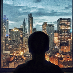 la-ciudad-que-nunca-duerme-new-york-city-hombre-viendo-manhattan-desde-la-ventana