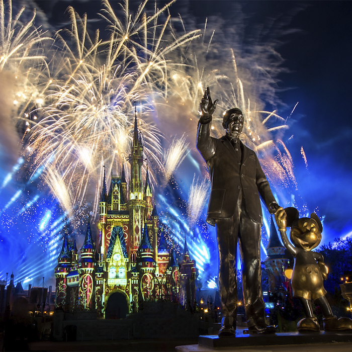 magic-kingdom-orlando-fuegos-artificiales-castillo-y-estatua-disney