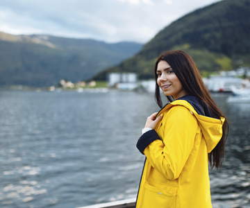 oslo-y-los-espectaculares-fiordos-noruegos-mujer-turista-posando-en-lago-noruego