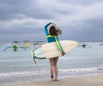 un-paraiso-de-playas-bali-indonesia-mujer-turista-surfer