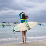 un-paraiso-de-playas-bali-indonesia-mujer-turista-surfer